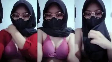 Bokep Indo Hijab ABG Toge Kacamata Live Barbar
