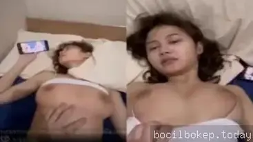 Sambil nonton film bokep langsung jebol memek